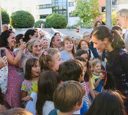 Don Felipe y Doña Letizia saludan a un grupo de niños que felicitó a Su Majestad la Reina por su 50 cumpleaños